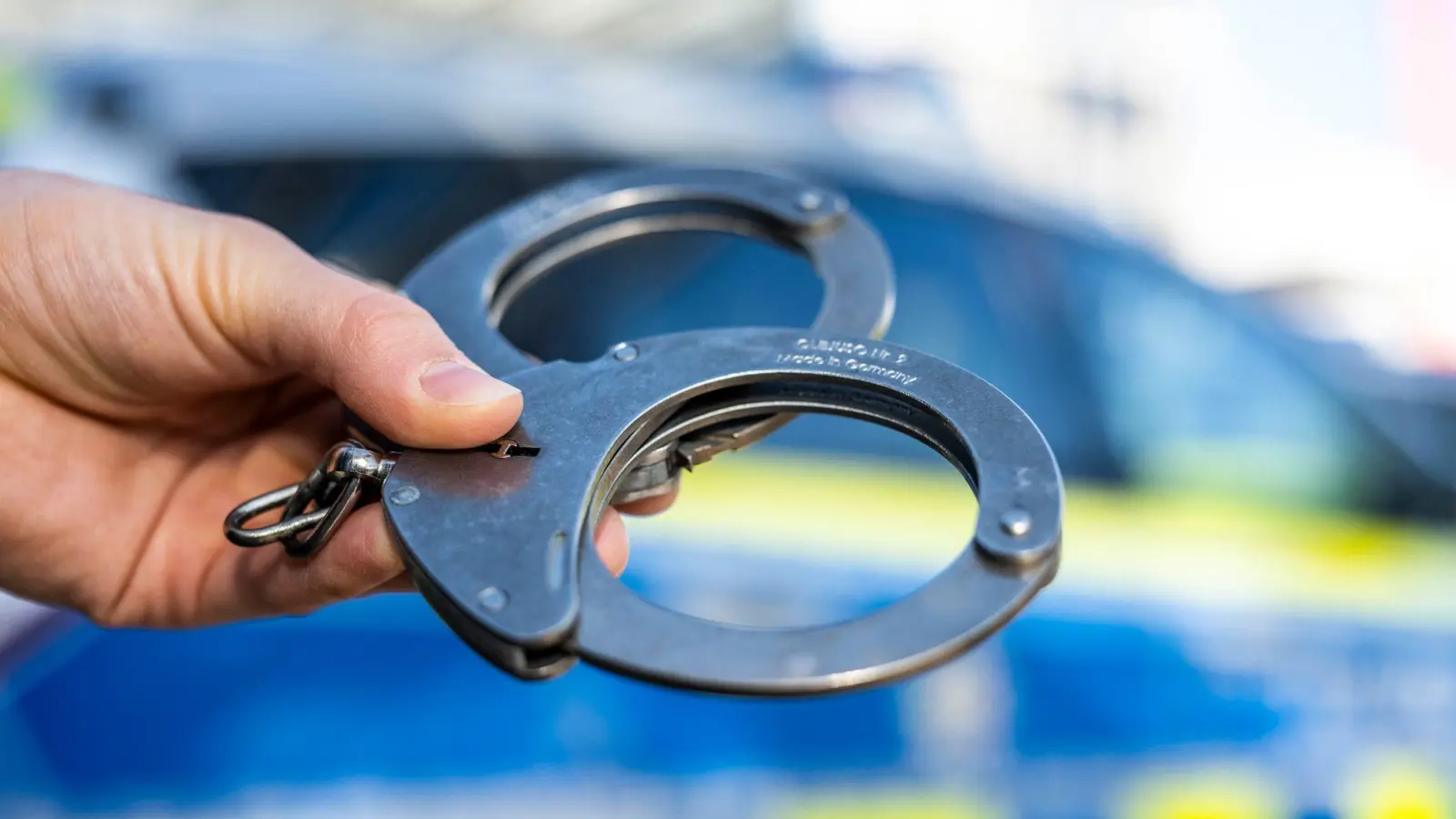 Die Polizei nimmt einen Handtaschendieb auf der Maidult in Regensburg fest. (Symbolbild: David Inderlied/dpa)