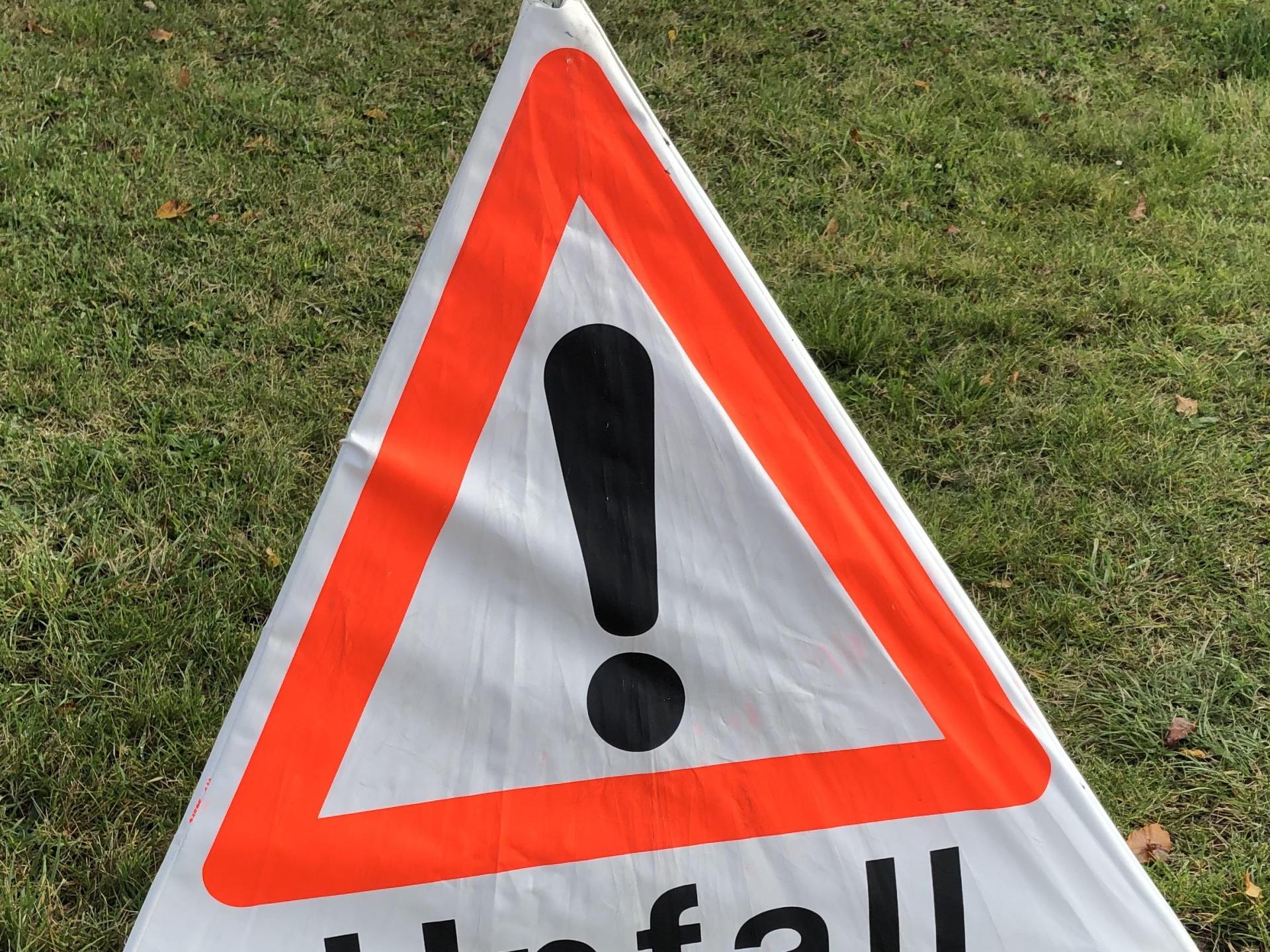 Ein 21-jähriger Autofahrer übersieht in Vilseck den Wagen einer US-Soldatin und verursacht einen Unfall. Die Soldatin wird leicht verletzt ins Krankenhaus gebracht. (Symbolbild: Heike Unger)