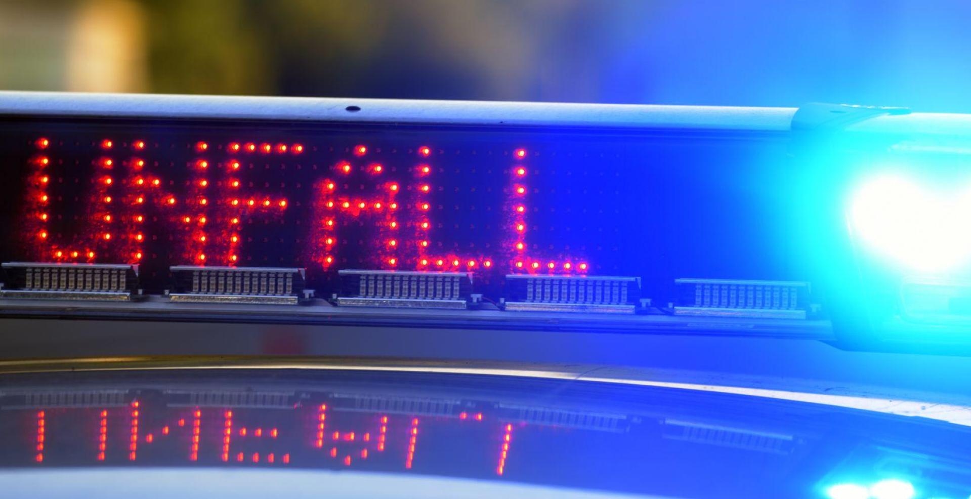 Eine 86-jährige Autofahrerin übersieht in Ursensollen einen vorfahrtsberechtigten Lastwagen. Es kommt zum Unfall mit einem Gesamtschaden von 3000 Euro. (Symbolbild: Stefan Puchner/dpa)