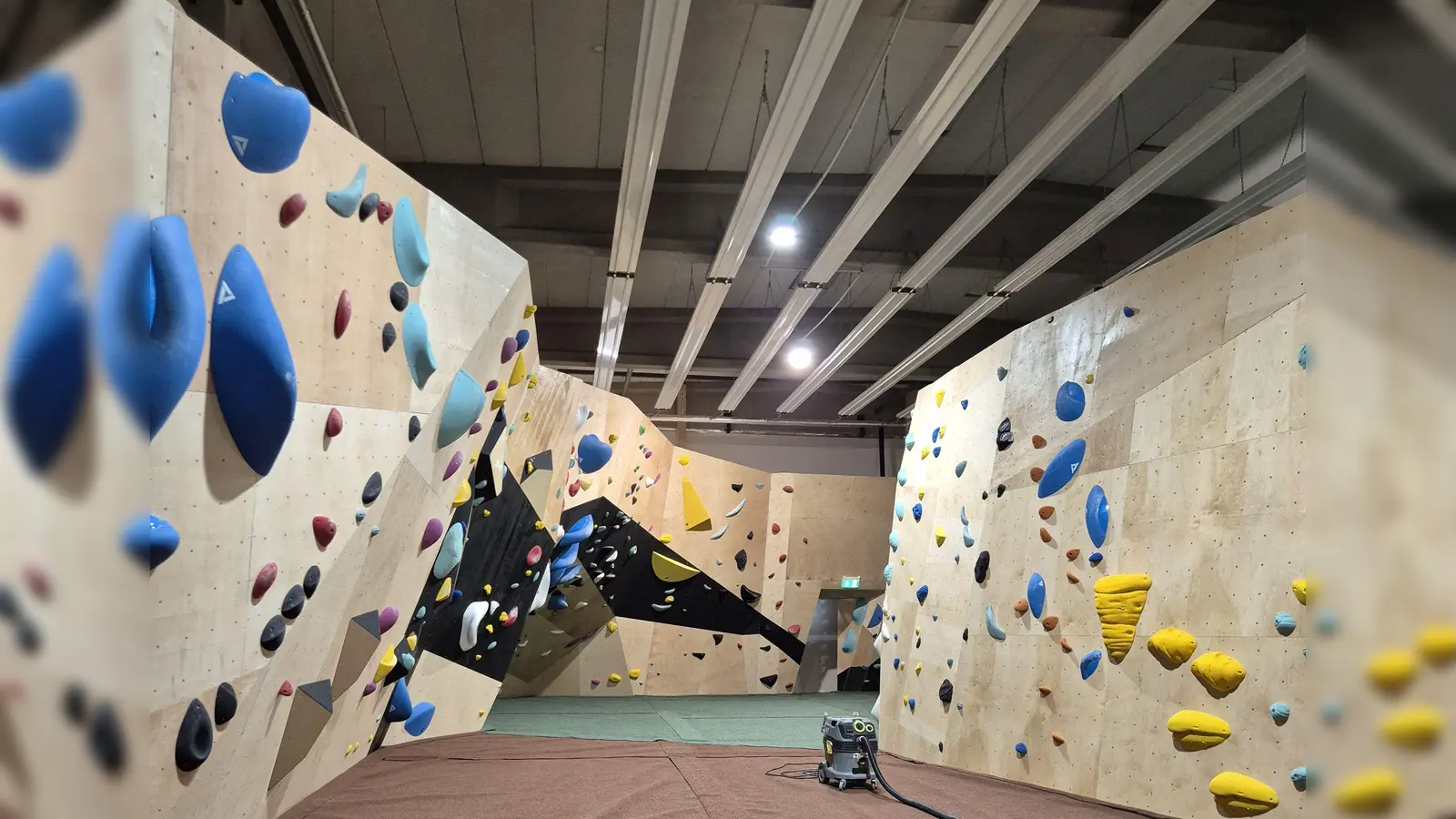 Die Boulderhalle „Trainspotting Amberg“ im Milchhofviertel an den Gleisen hat geöffnet und ist in Betrieb. (Bild: Chris Schubert)
