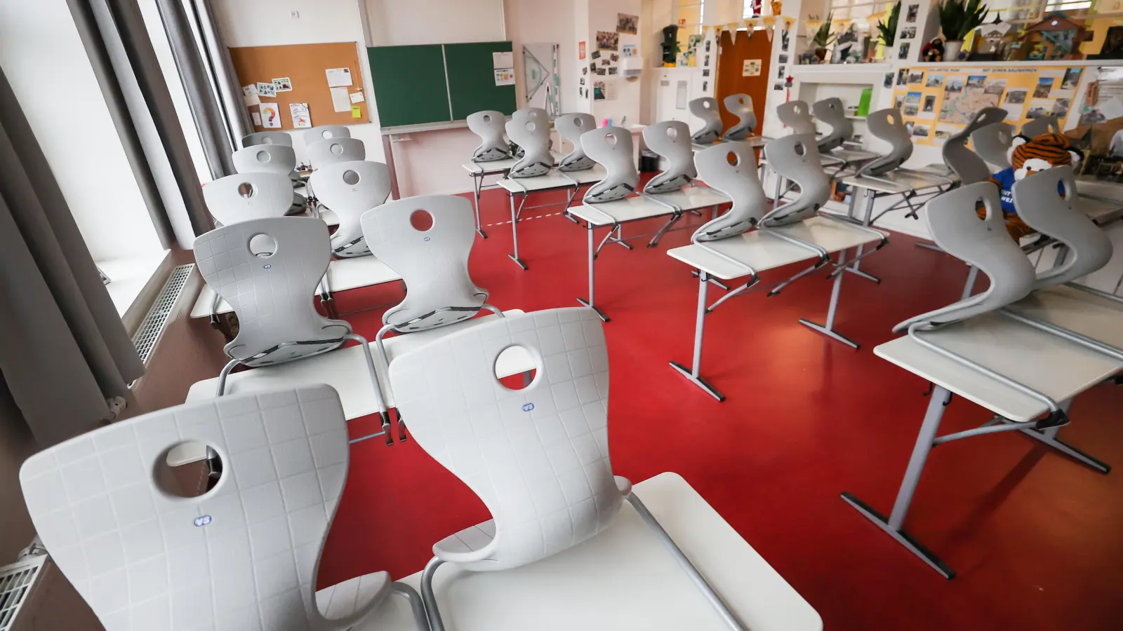 Hoch gestellt sind die Stühle in einem leeren Klassenzimmer. (Bild: Jan Woitas)