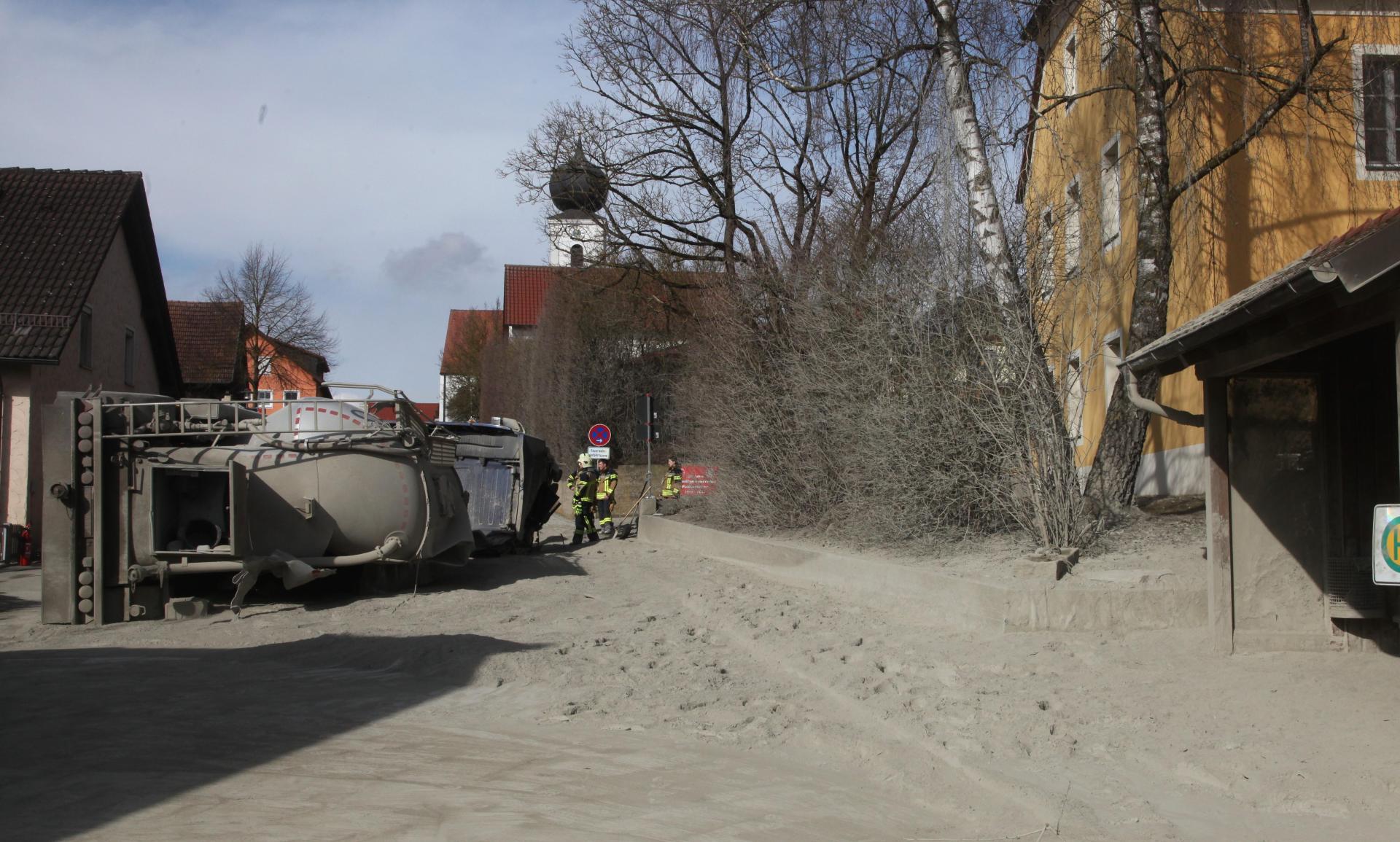 Ein mit Zement beladener Lastwagen kippte am Dienstagvormittag in Pottenstetten um. (Bild: Hirsch)