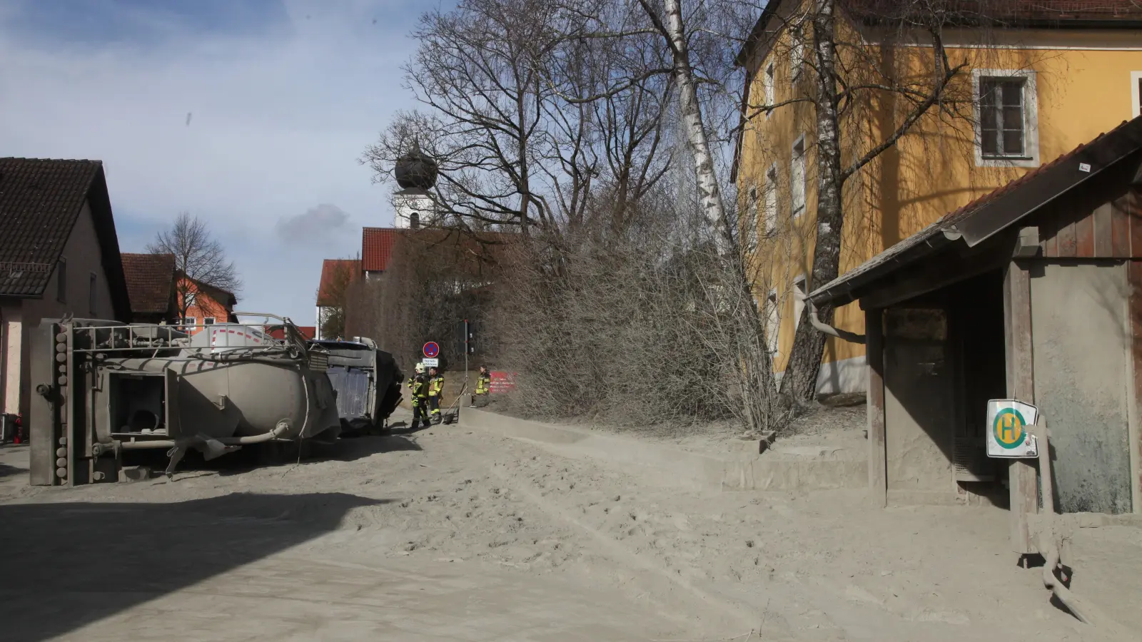 Ein mit Zement beladener Lastwagen kippte am Dienstagvormittag in Pottenstetten um. (Bild: Hirsch)