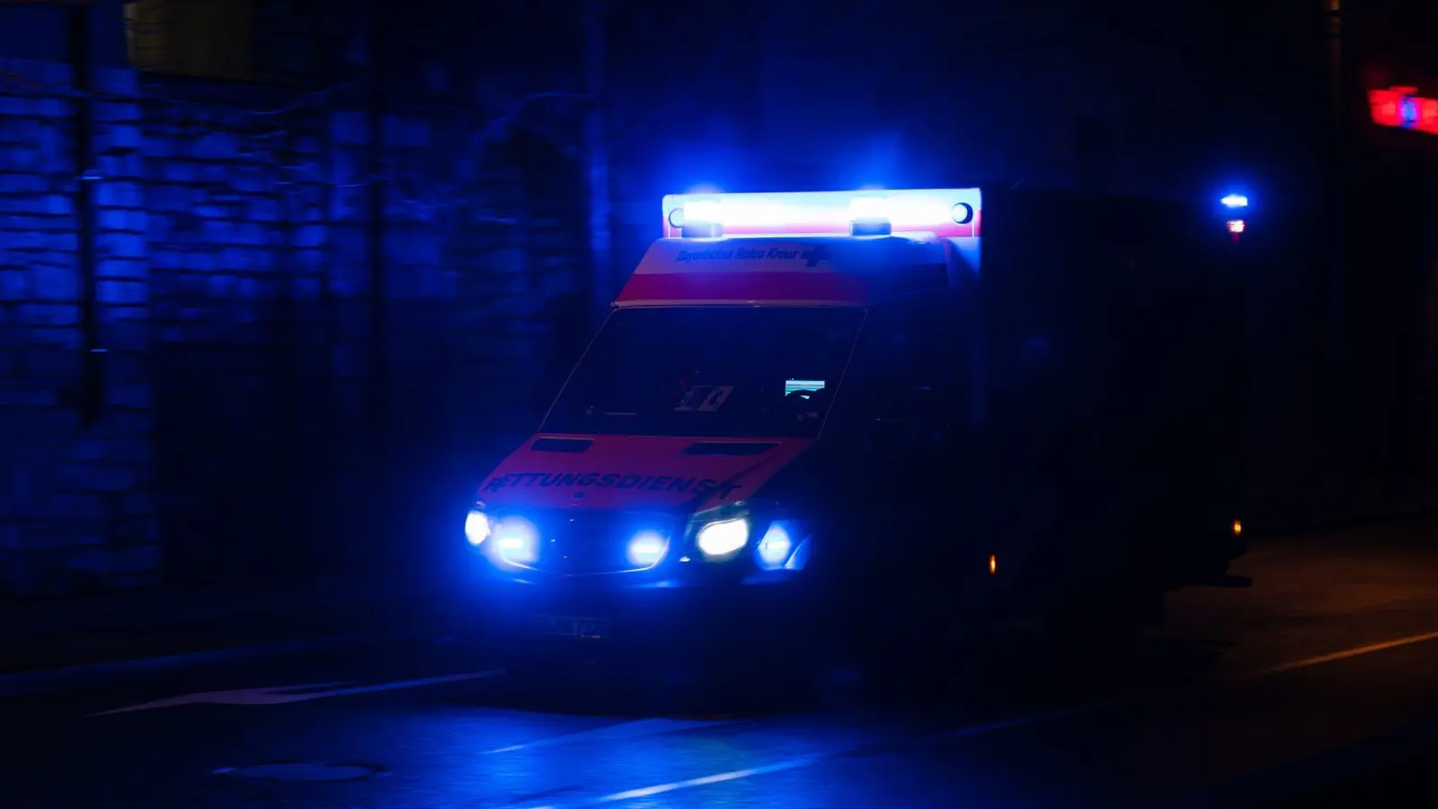 Bei einem Unfall in Schmidmühlen wurden eine 3-Jährige und ein 62-jähriger Fußgänger von einem Auto erfasst (Symbolbild: Nicolas Armer/dpa)
