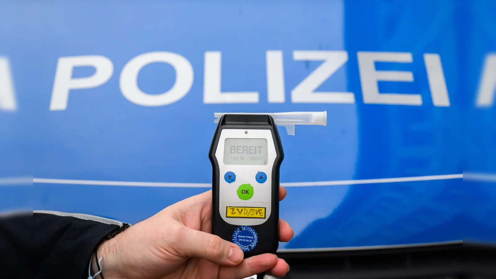 Die Polizei Amberg hat einen betrunkenen Fahrer aus dem Verkehr gezogen.  (Bild: Julian Stratenschulte/dpa)