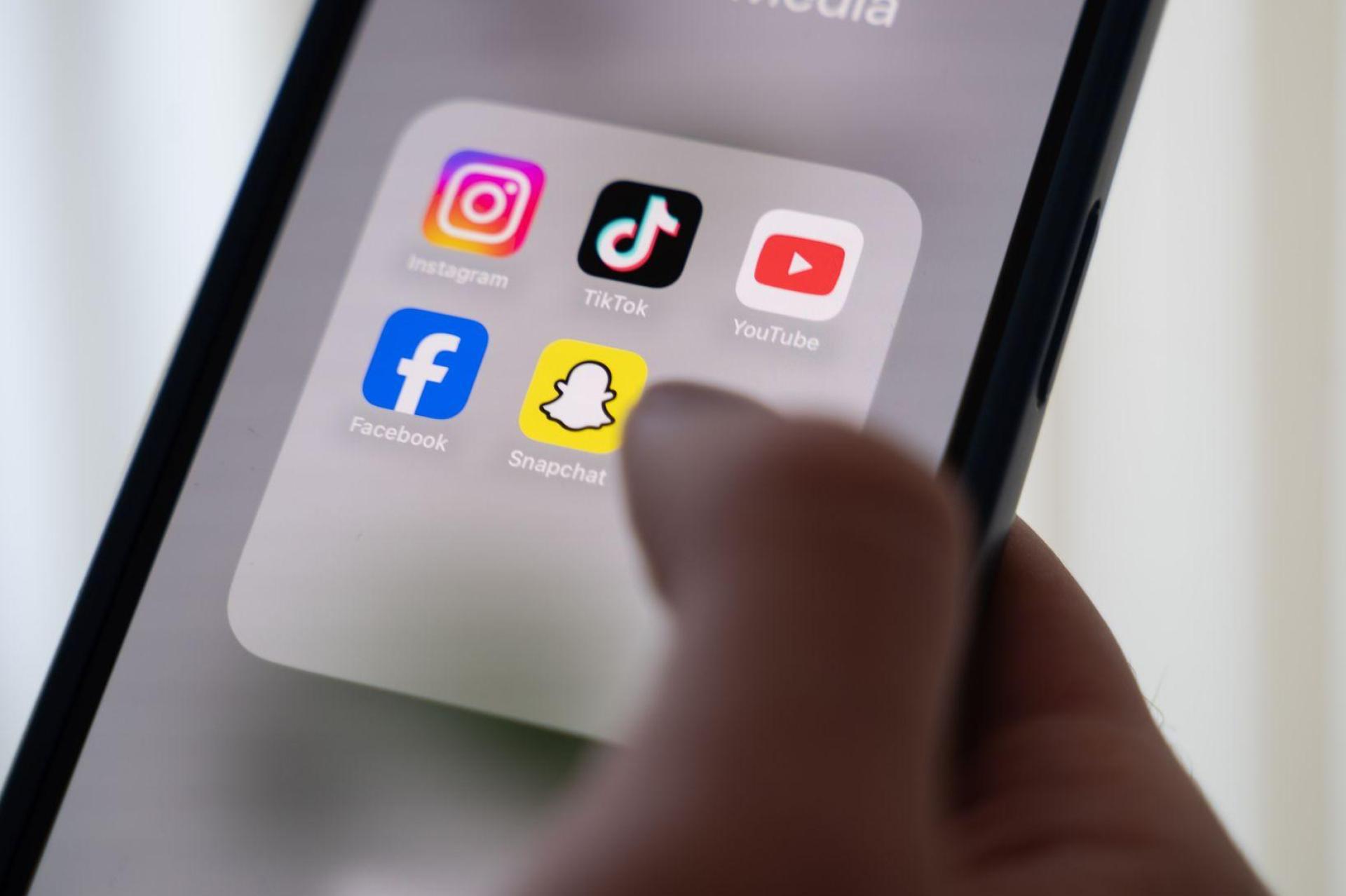 Die User in Australien sollen künftig wieder mehr Kontrolle über ihren Feed haben. (Illustration) (Bild: Alicia Windzio/dpa)