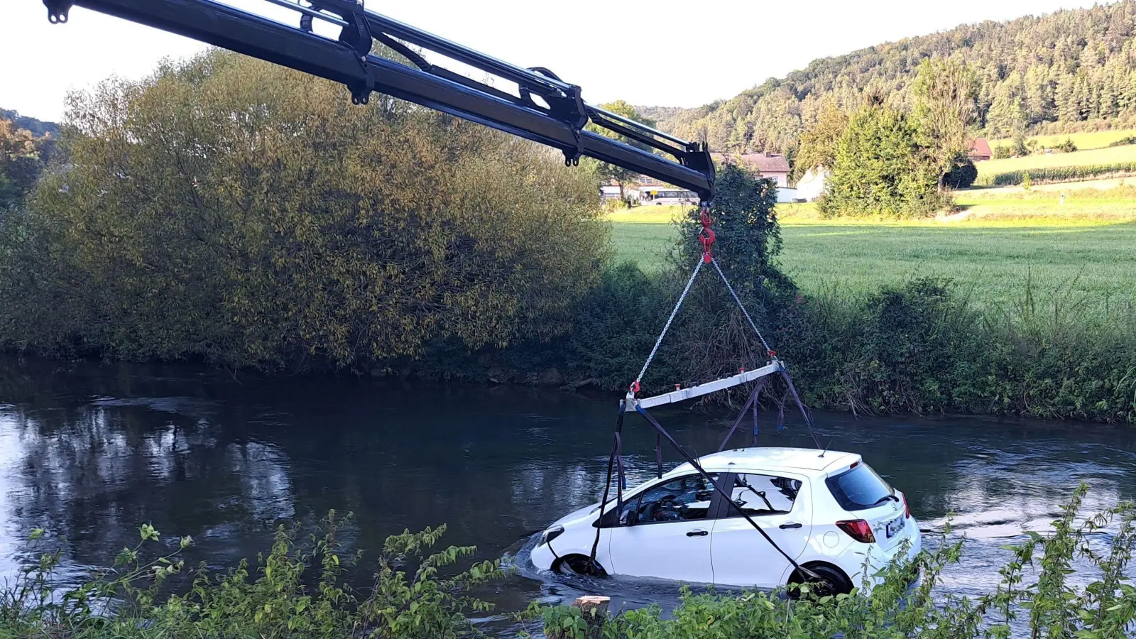 Ein Abschleppunternehmen hievte den Kleinwagen mit einem Kran aus der Vils. (Bild: Kreisbrandinspektion Amberg-Sulzbach)