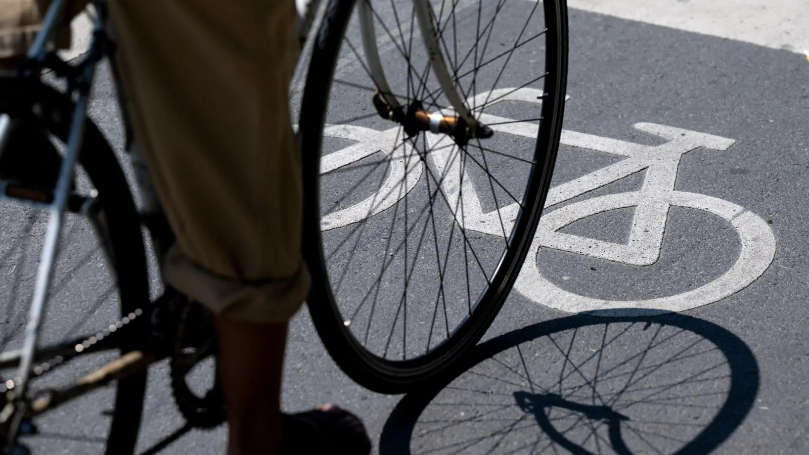Pressebericht der Polizeiinspektion Amberg: elfjähriger Fahrradfahrer verletzt, Zeugen gesucht (Symbolbild: Sven Hoppe/dpa)