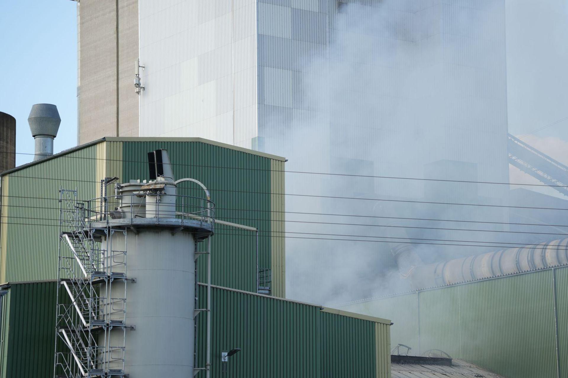 Gelagerte Kunststoffe und Papier brannten in der Halle. (Bild: Lars Haubner/NEWS5/dpa)
