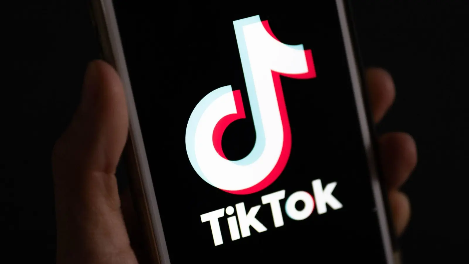 Tiktok betont zwar stets, dass Bytedance mehrheitlich internationalen Investoren gehöre - aber durch die Zentrale in Peking muss sich der Mutterkonzern auch Vorgaben der Behörden beugen. (Bild: Monika Skolimowska/dpa)