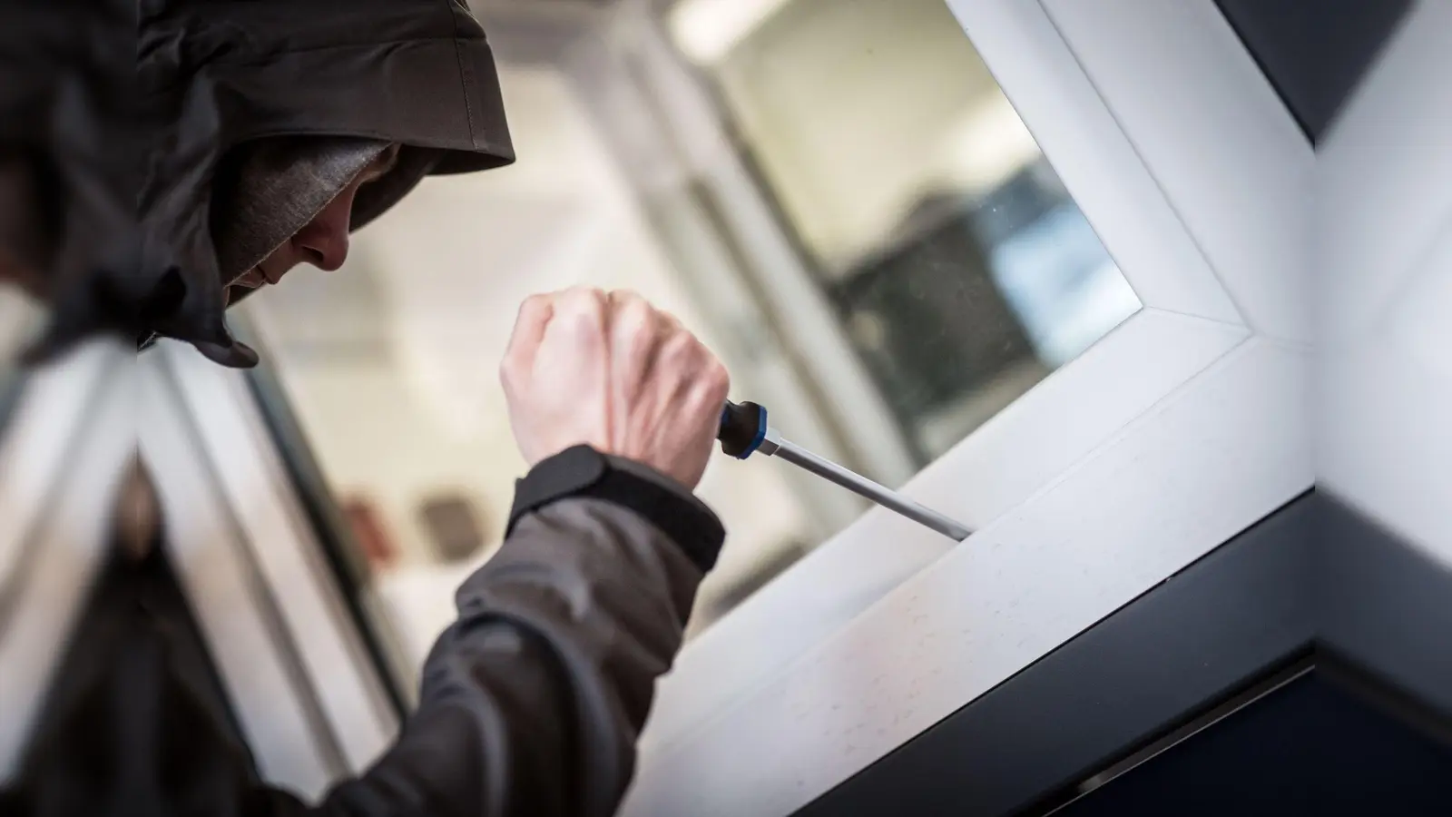 Noch unbekannt der Einbrecher, der bei Hahnbach in mehrere Gartenhäuser einstieg. (Symbolbild: Frank Rumpenhorst/dpa)