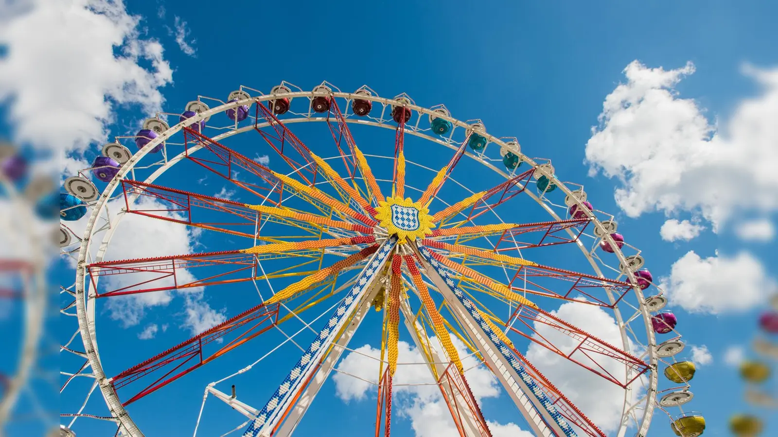 Ein Bild aus dem Jahr 2015 – das Riesenrad ist aber auch auf der Herbstdult 2024 fester Bestandteil.  (Bild: Sebastian Pieknik)