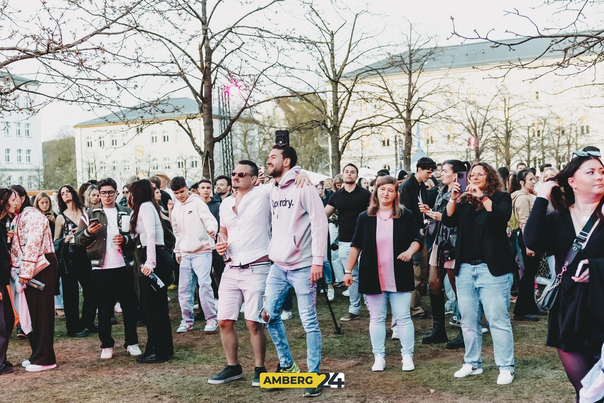 Das erste Mal fand in Amberg das Kirschblütenfestival statt. Der Campus der Amberger OTH verwandelte sich in ein pinkes Paradies. Lolo war für euch vor Ort.  (Bild: Lolografie)