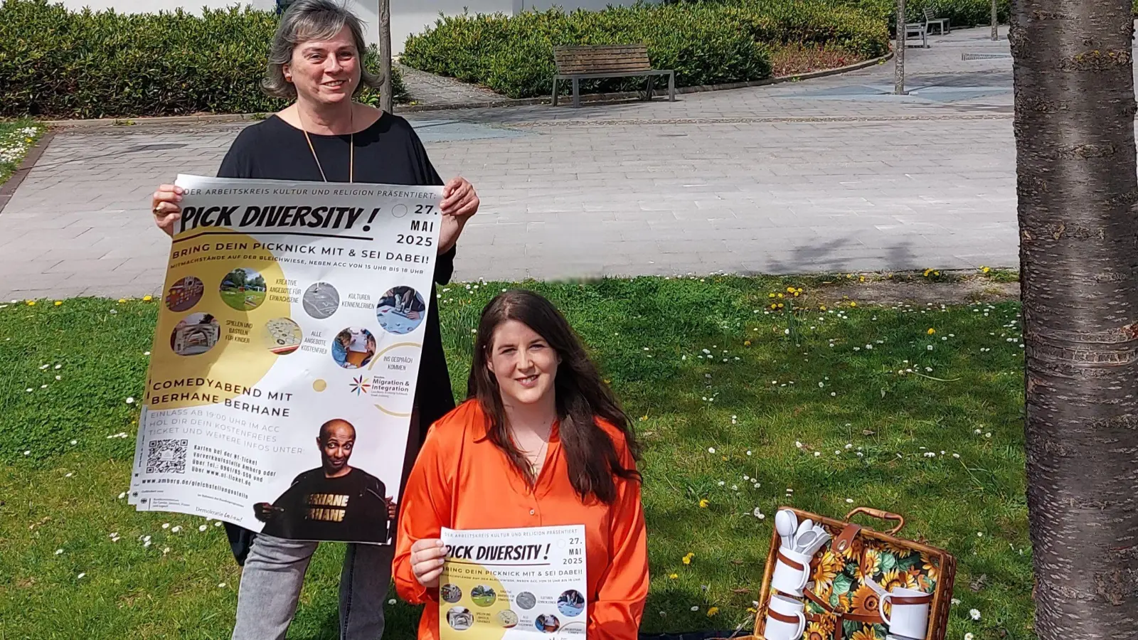 Andrea Rausch (CJD Jugendmigrationsdienst Sulzbach-Rosenberg) und Nadine Gräml (Gleichstellungsbeauftragte der Stadt Amberg) bei der Programmvorstellung zum Diversity Tag 2025, an dem sich erneut auch die Stadt Amberg beteiligt.  (Bild: Martin Weiß/exb)