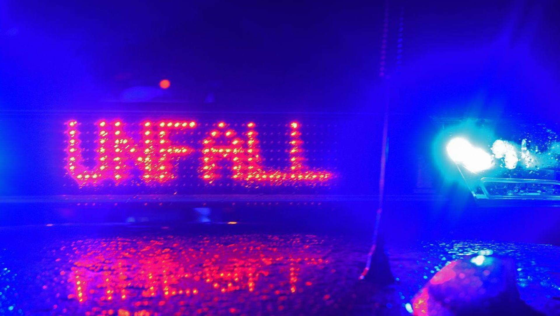 Auf der B 85 gab es am Dienstagabend bei Amberg einen Unfall. (Symbolbild: Stefan Puchner/dpa)