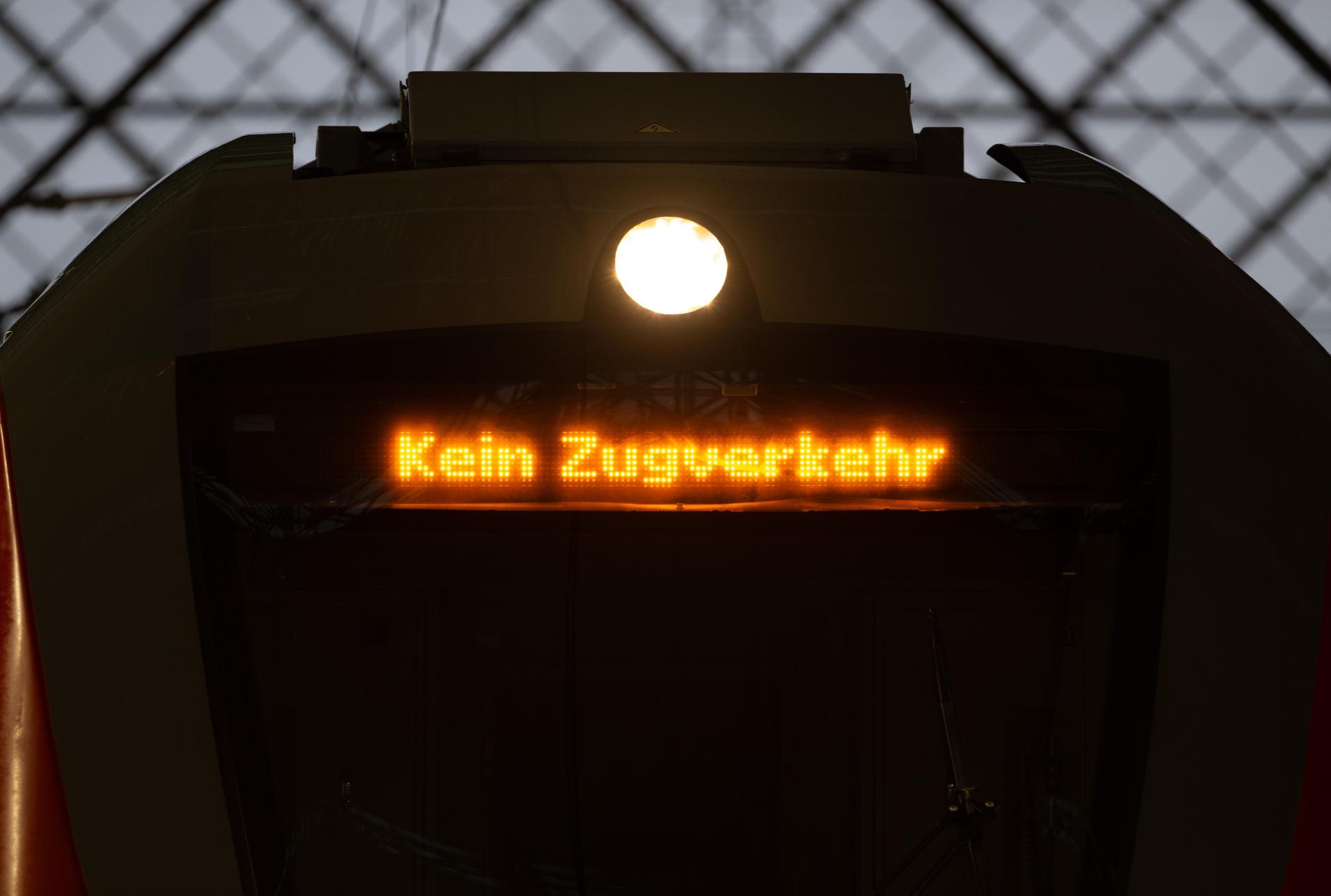 Ab Donnerstagmorgen drohen Zugausfälle wegen eines Streiks der Lokführer.  (Symbolbild: Robert Michael/dpa)