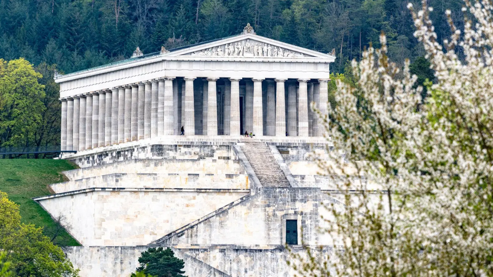 Die Walhalla zählt zu den berühmtesten Baudenkmälern im Freistaat. (Archivbild) (Bild: Armin Weigel/dpa)