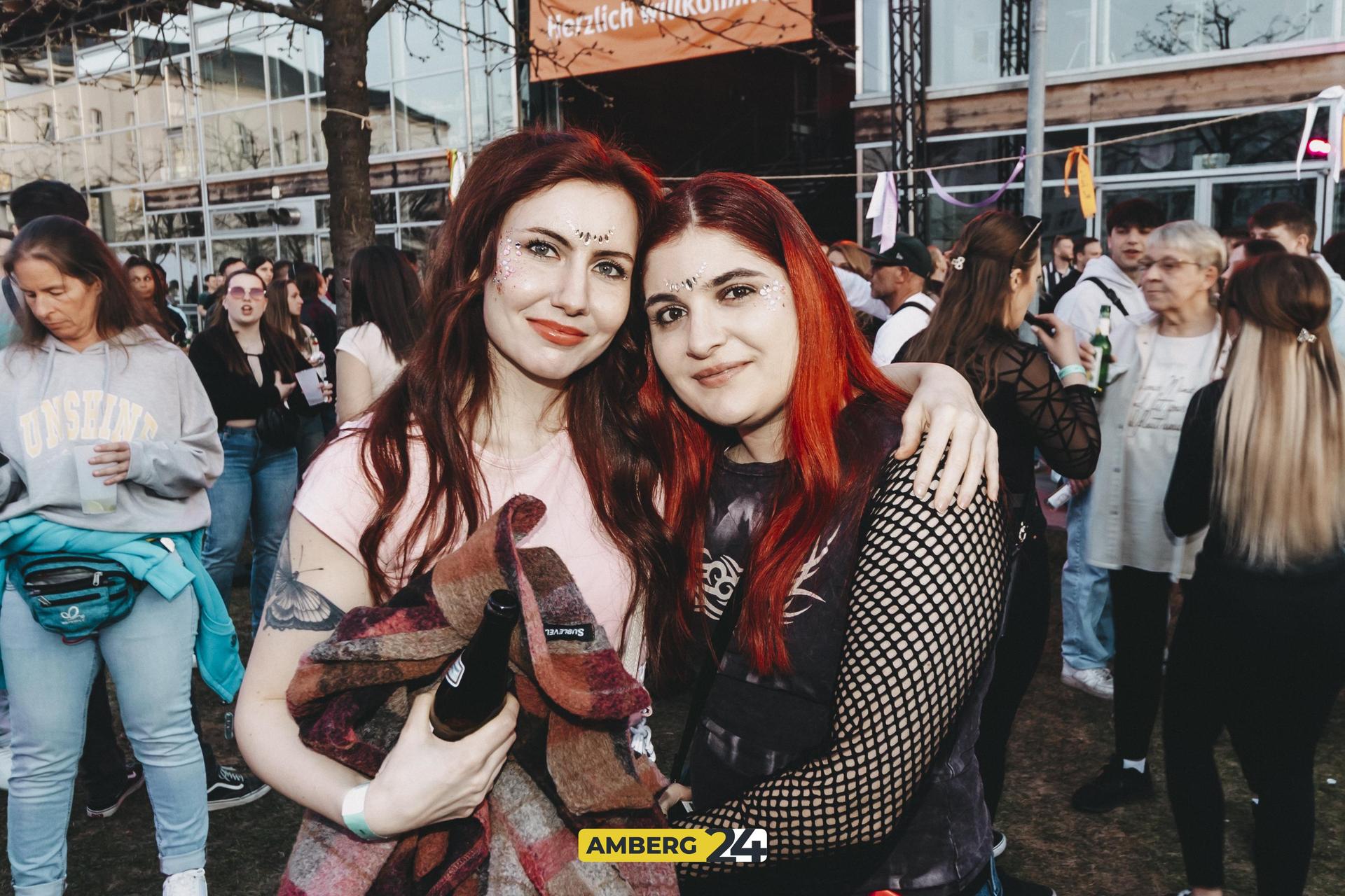 Das erste Mal fand in Amberg das Kirschblütenfestival statt. Der Campus der Amberger OTH verwandelte sich in ein pinkes Paradies. Lolo war für euch vor Ort.  (Bild: Lolografie)