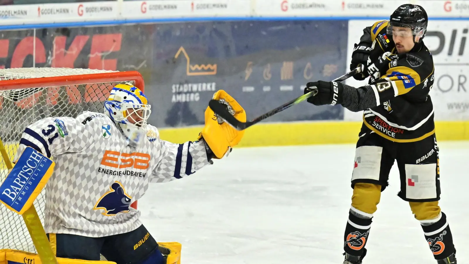 Nolan Gardiner (rechts/Szene aus dem Freitagspiel gegen Geretsried) machte am Sonntag in Landsberg beim 2:7 ein Tor für den ERSC. (Bild: Hubert Ziegler)