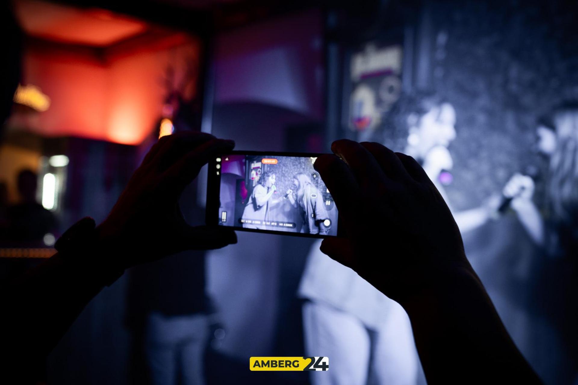 Die Bilder vom Karaoke im Herzog. (Bild: Julia Bär)