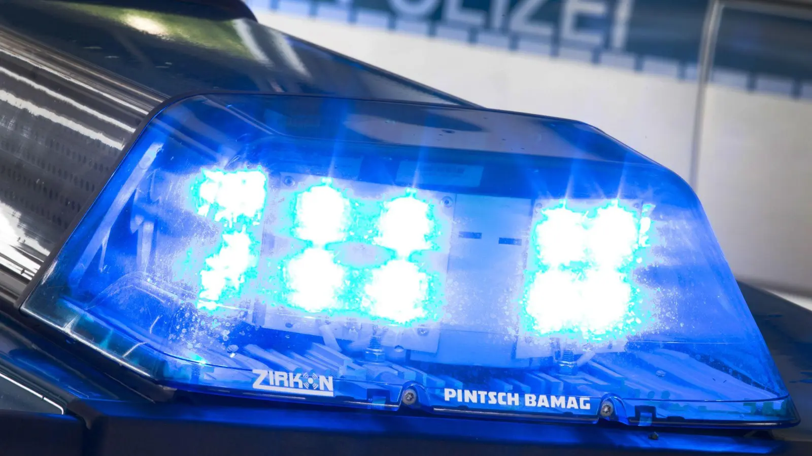 Ein Mann hat in Hohenburg Bewohner mit einem Messer bedroht. (Symbolbild: Friso Gentsch/dpa)
