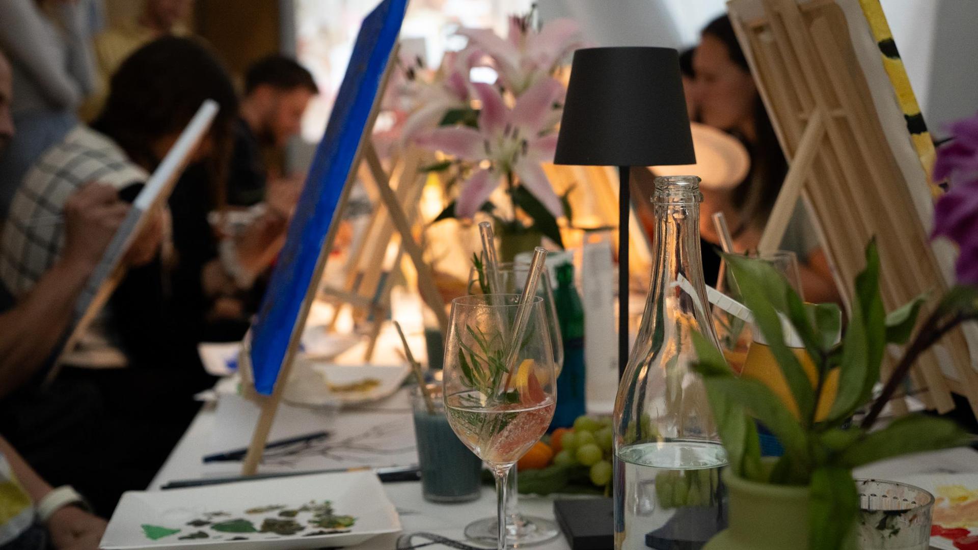 Apfelbaumäste malen und Aperitif trinken bei der Art Night in Sulzbach-Rosenberg. (Bild: knz)