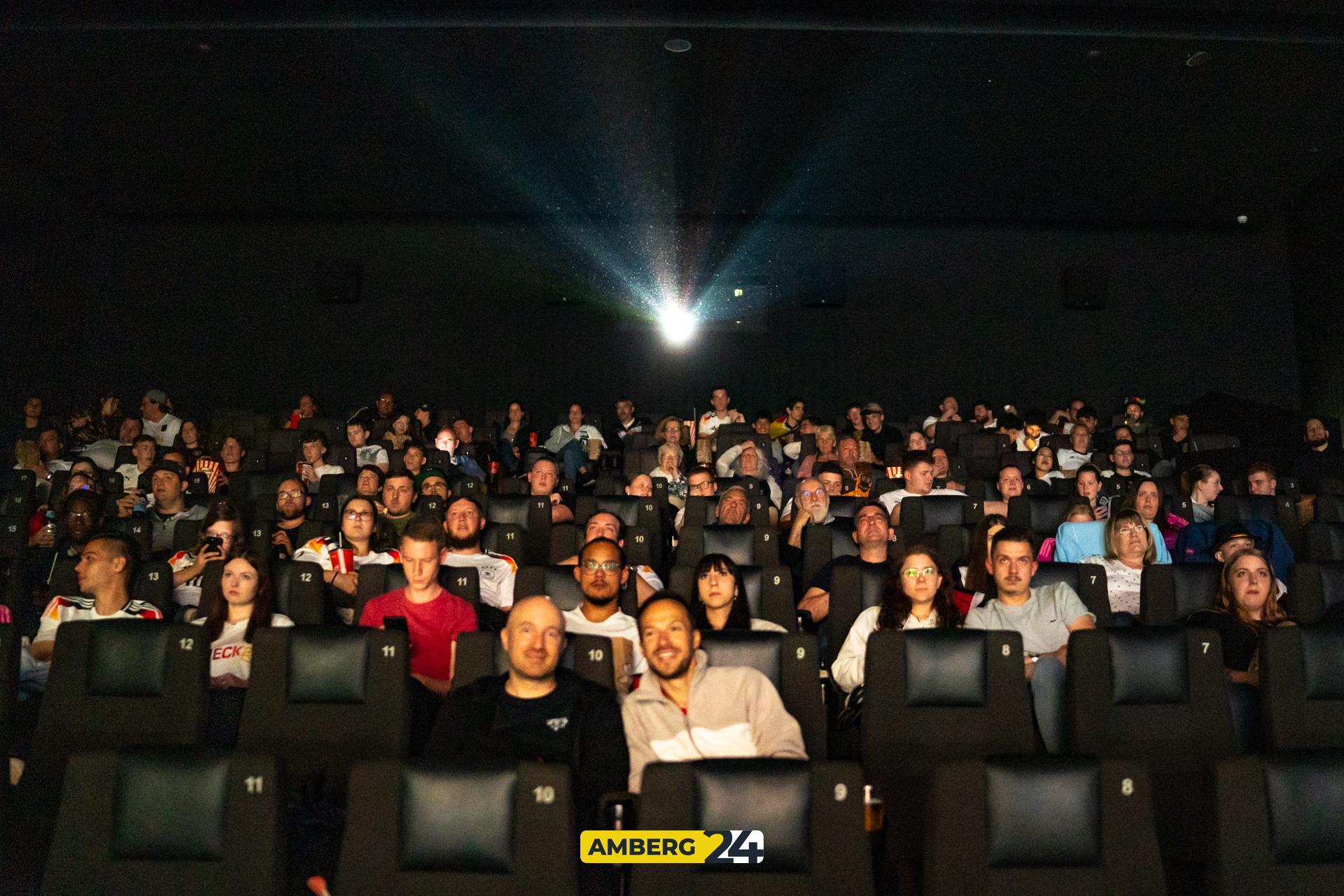 Beim Public Viewing in Amberg war schon ein bissl was los. So habt ihr den Sieg der Deutschen verfolgt. (Bild: Fotografie Lako)