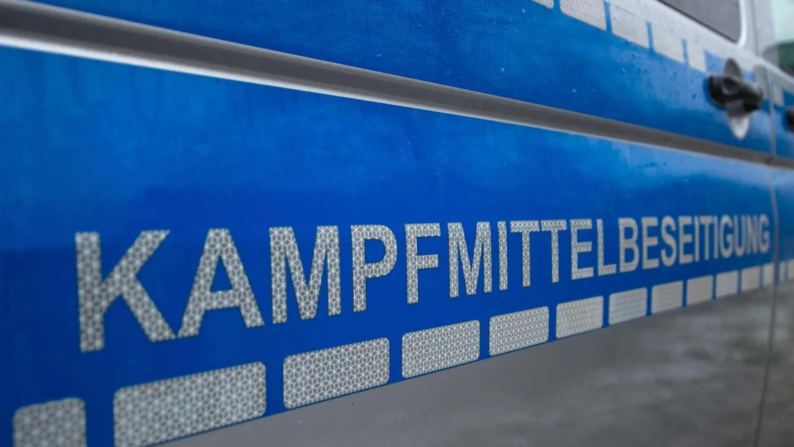 Bei einer Wohnungsauflösung in Freihung (Landkreis Amberg-Sulzbach) wurde am Samstag Munition aus dem Zweiten Weltkrieg entdeckt. Eine Spezialeinheit des Landeskriminalamt aus München rückte zur Sprengung an. (Bild: Philipp Schulze/dpa)