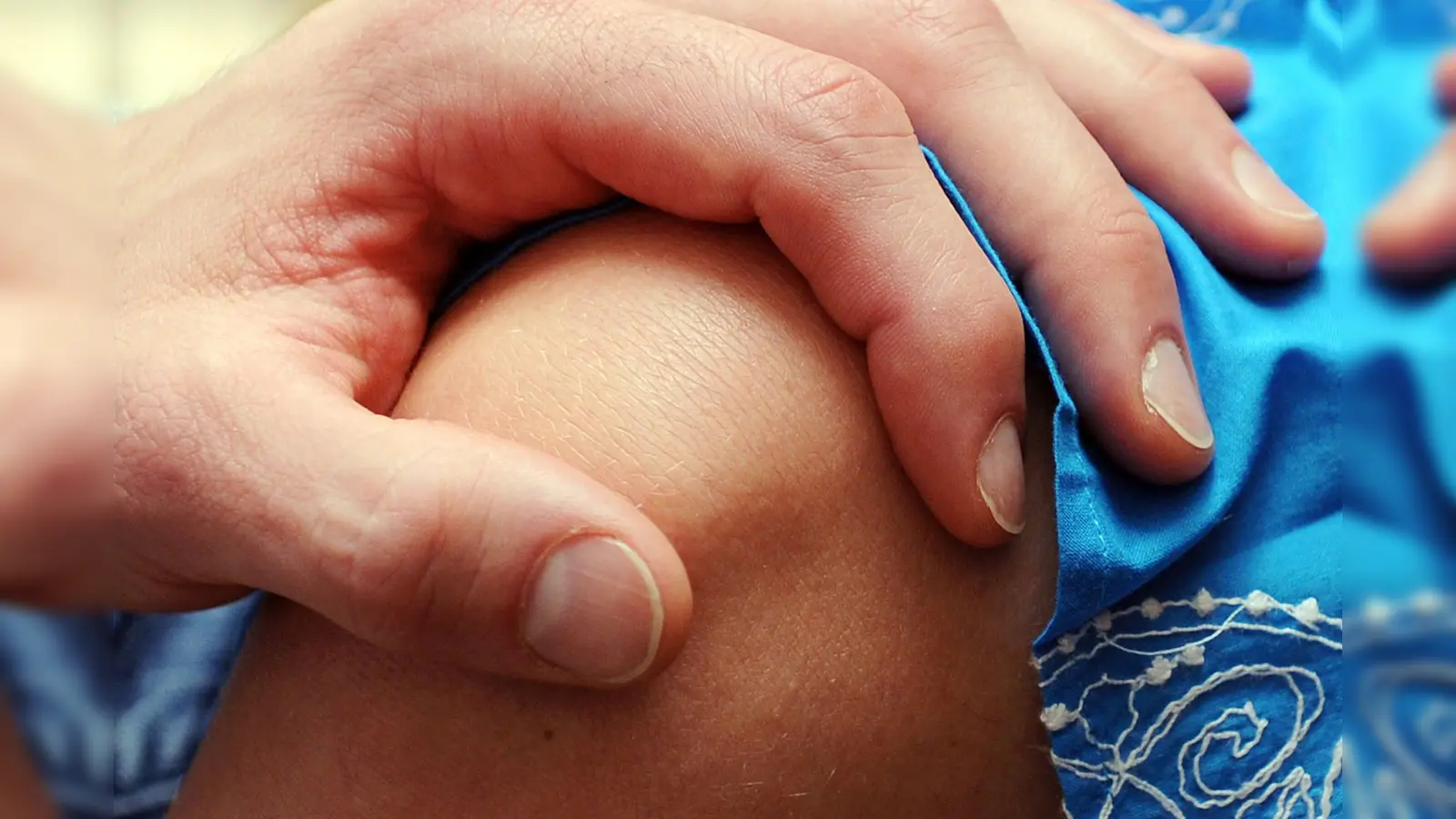 Die Polizei sucht Zeugen nach einer sexuellen Belästigung in einem Bus in Regensburg. (Symbolbild: Jens Kalaene/dpa)