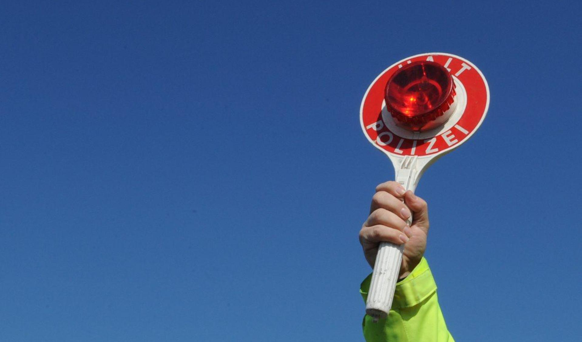 Die Polizei hatte bei Kallmünz Biker im Blick und verteilte Strafzettel.  (Bild: Patrick Seeger/dpa )