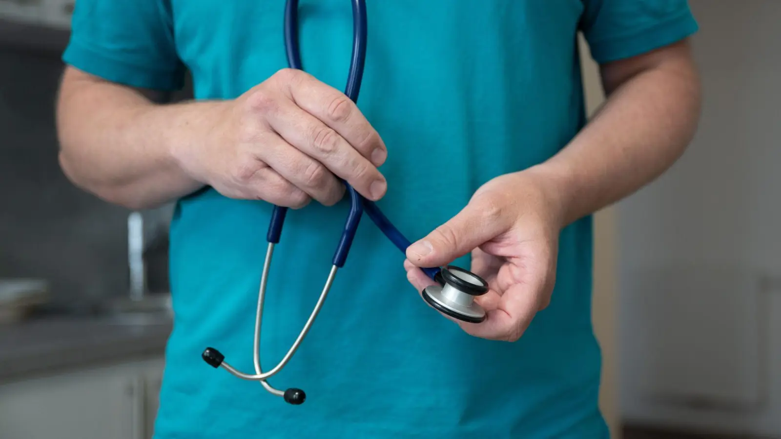 Im Prozess um einen Arzt, der Morphin für den eigenen Konsum gestohlen haben soll, sagten am Montag einige Zeuginnen aus dem Klinikum Passau aus. Ein Antrag der Verteidigung könnte Einfluss auf den weiteren Verhandlungsverlauf nehmen. (Symbolbild: Sebastian Kahnert/dpa)