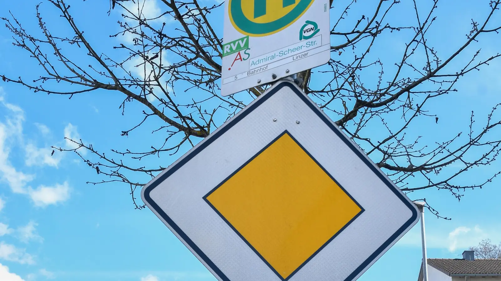Die Bushaltestellen an der Ebermannsdorfer Hauptstraße werden ab Donnerstag, 7. November, wieder angefahren.  (Symbolbild: Petra Hartl)