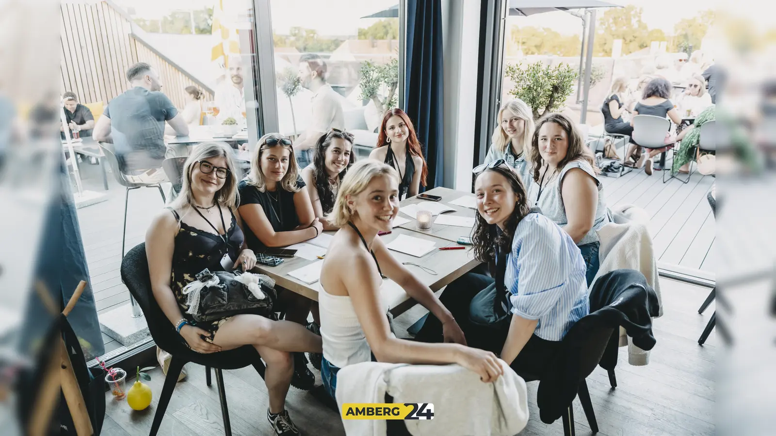 Ein Drink in der Hand, die Sonnenbrille auf der Nase und hinter der Stadt geht die Sonne unter – das ist der Vibe vom Sundowner in der Walküre Skybar. Das sind die besten Fotos vom Abend. (Bild: Lolografie)