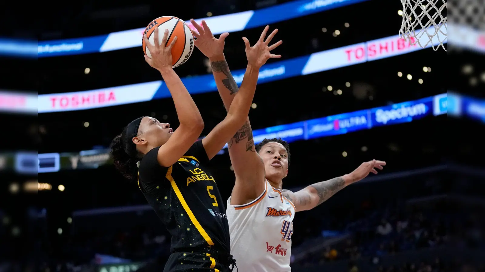 Basketballerin Hamby spielt inzwischen für die Los Angeles Sparks - weil ihr Ex-Team sie wegen ihrer Schwangerschaft abgegeben hat, wie sie behauptet.  (Bild: Ashley Landis/AP/dpa)