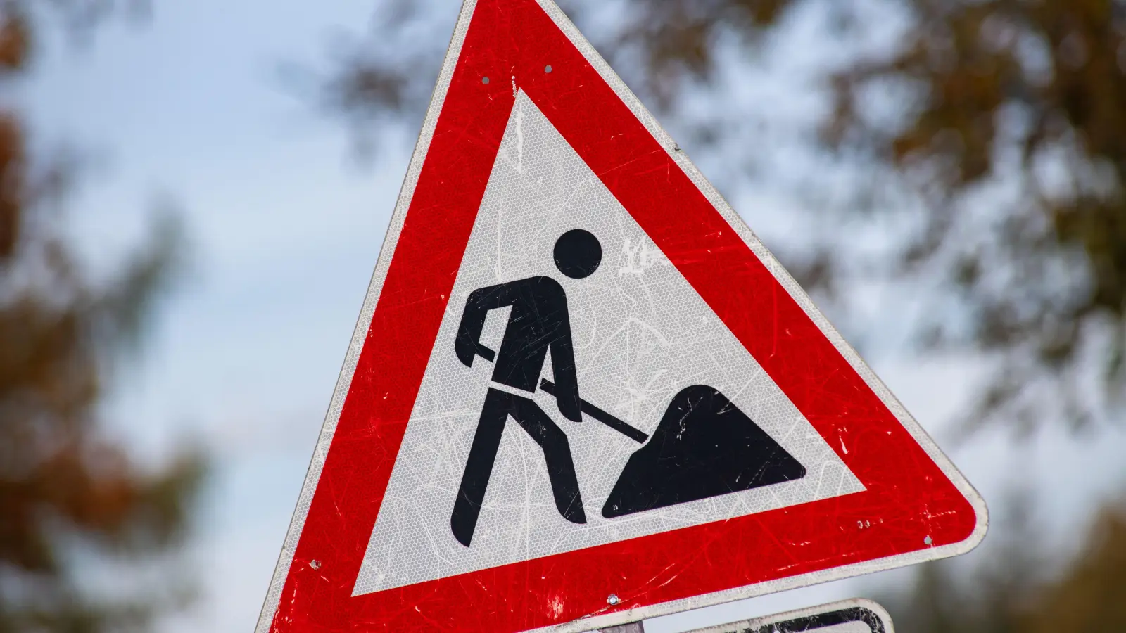 In der Hans-Sachs-Straße in Amberg wird saniert, deshalb soll die Straße gesperrt werden. (Bild: Stefan Sauer/dpa)