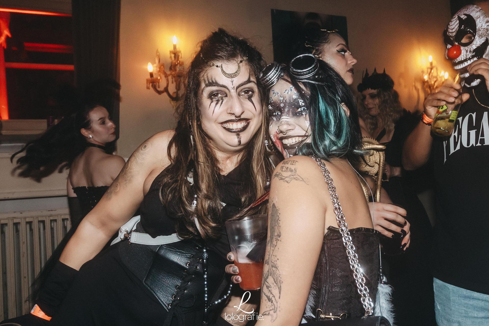 „Creepy Carneval” - das war das Motto der Halloween-Nacht im Casino. Und creepy waren auch viele der Partygäste mit ihren Verkleidungen. (Bild: Leonie Hartung)