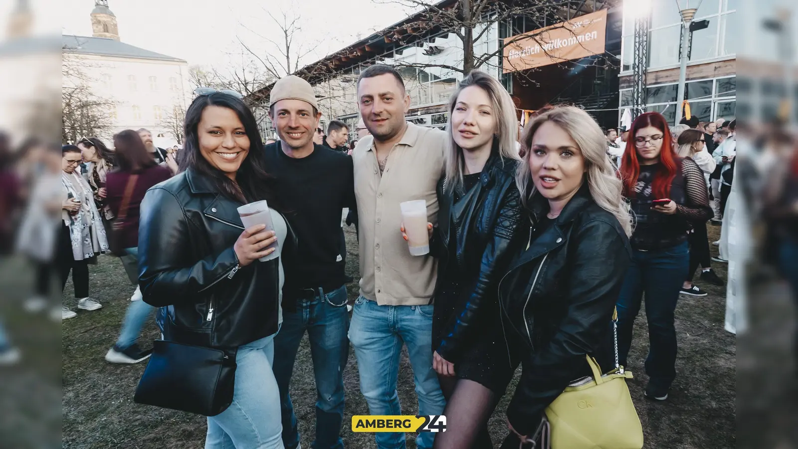 Das erste Mal fand in Amberg das Kirschblütenfestival statt. Der Campus der Amberger OTH verwandelte sich in ein pinkes Paradies. Lolo war für euch vor Ort.  (Bild: Lolografie)