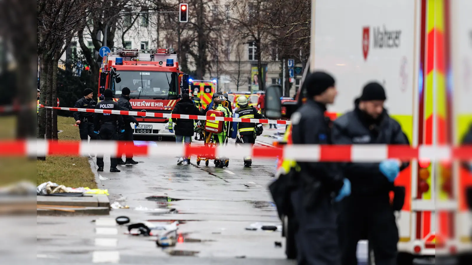 Rettungskräfte stehen in der Nähe des Einsatzortes. In der Münchner Innenstadt ist ein Fahrzeug in eine Menschengruppe gefahren (Bild: Matthias Balk)
