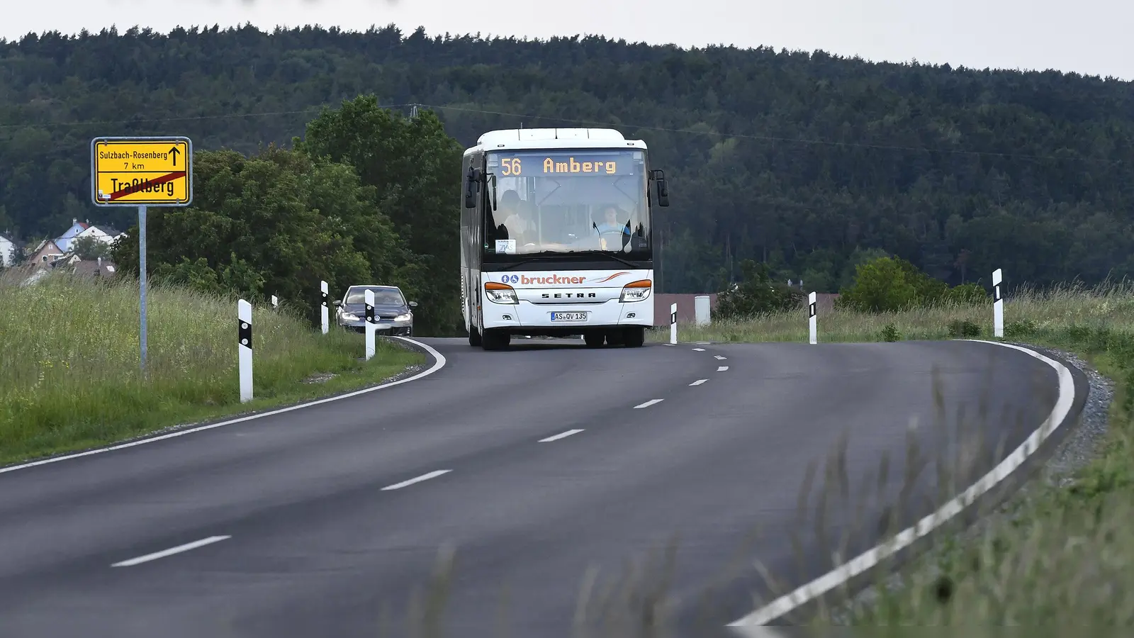 Im Landkreis Amberg-Sulzbach und Teilen der Stadt Amberg sind mehrere Buslinien von Straßensperren betroffen. Ganz konkret fallen einige Haltestellen weg.  (Archivbild: Petra Hartl)