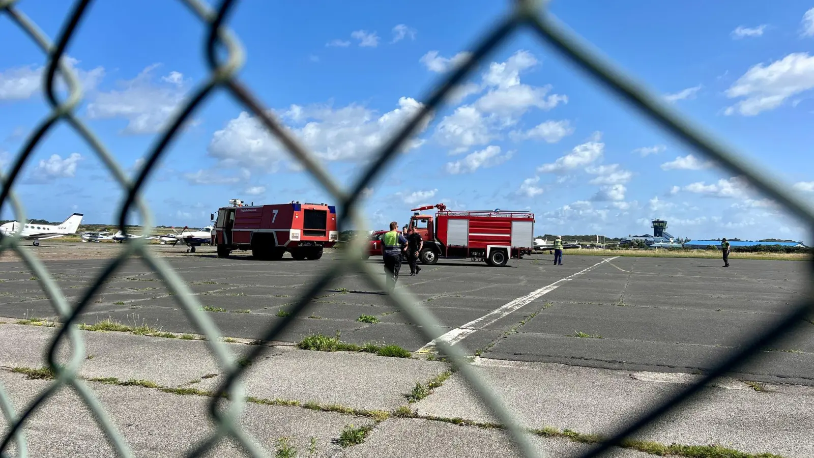 Auf dem Flughafen Sylt haben sich zwei Klima-Demonstratinnen der Letzten Generation kurzzeitig auf dem Rollfeld festgeklebt. (Bild: Lea Sarah Albert/dpa)