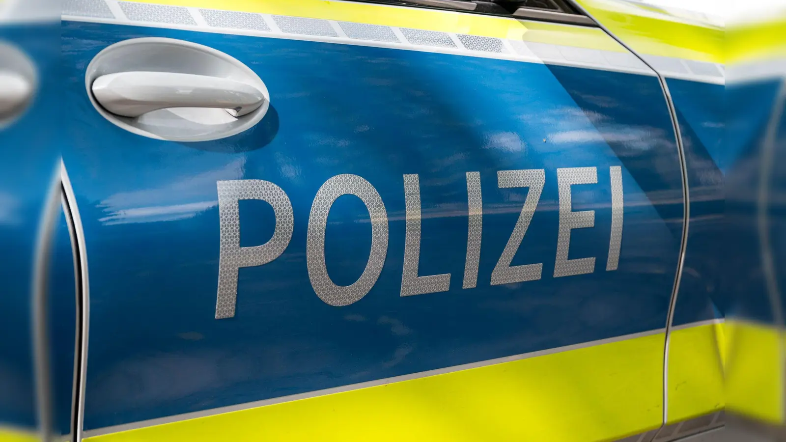 Polizeibeamte haben in Sulzbach-Rosenberg einen 22-jährigen Fahrer kontrolliert.  (Bild: Daniel Vogl/dpa)