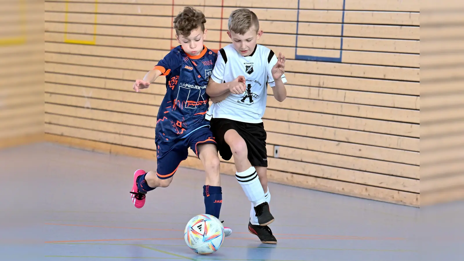 Kampf um den Ball: Am Wochenende werden in Vilseck die Hallenfußball-Landkreismeister in fünf verschiedenen Altersklassen ausgespielt.  (Symbolbild: Hubert Ziegler)