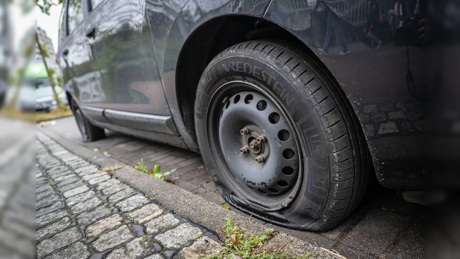 Mit zwei platten Reifen und mehr als 1,1 Promille ist ein 68-Jähriger durch Amberg gefahren. (Symbolbild: Sina Schuldt/dpa)