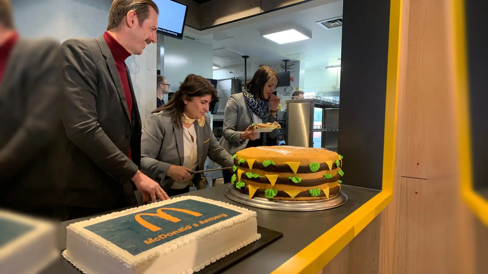 Die dicke Torte musste natürlich angeschnitten werden.  (Bild: roa)