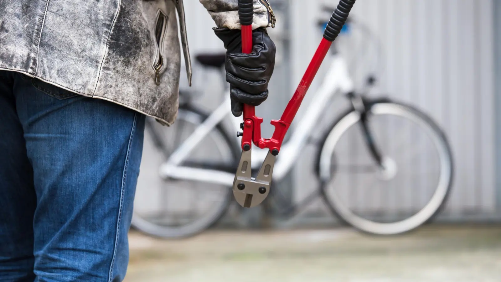 Im Amberg hatten es Diebe auf ein Trekkingrad abgesehen. (Symbolbild: Rainer Fuhrmann - stock.adobe.com)