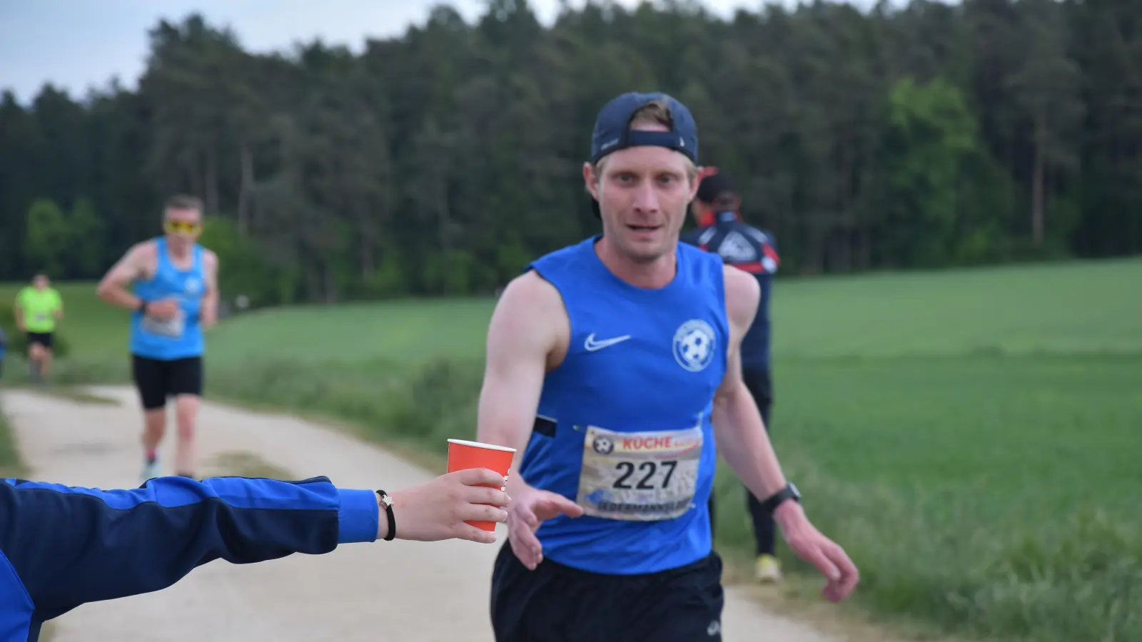 Vom Start weg war Fabian Roth an der Spitze des Lauffeldes zu sehen gewesen. Mit der besten Laufzeit von 28:57 Minuten hat der Lokalmatador der Ebermannsdorfer das Rennen gewonnen.  (Bild: bö)