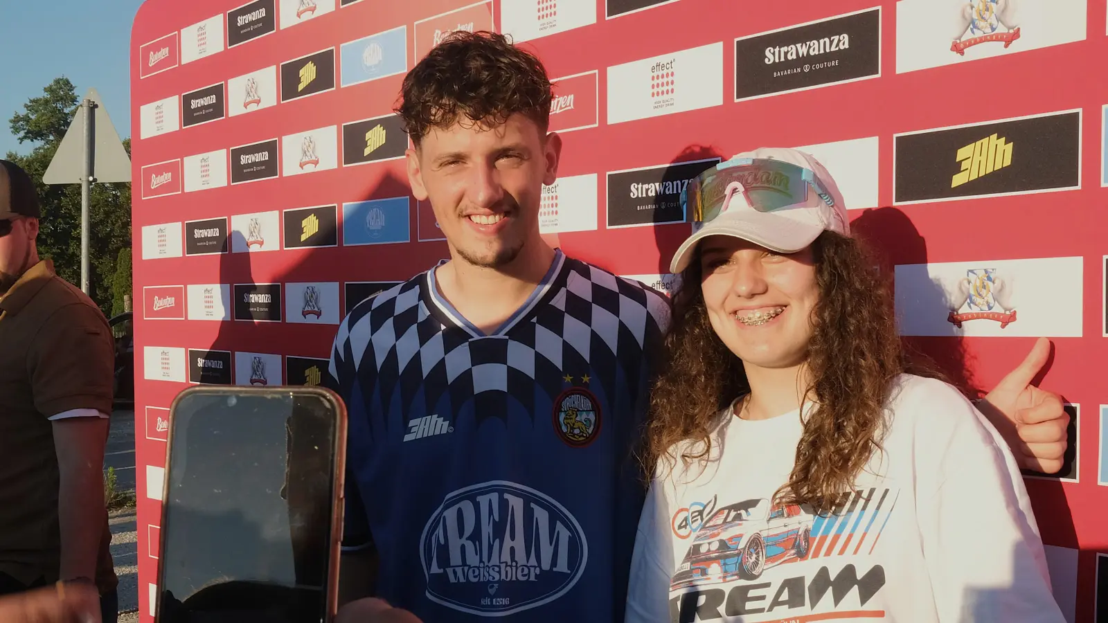 Ein Bild mit dem Star-Rapper: Dafür standen die Fans stundenlang an. (Bild: Hirsch)