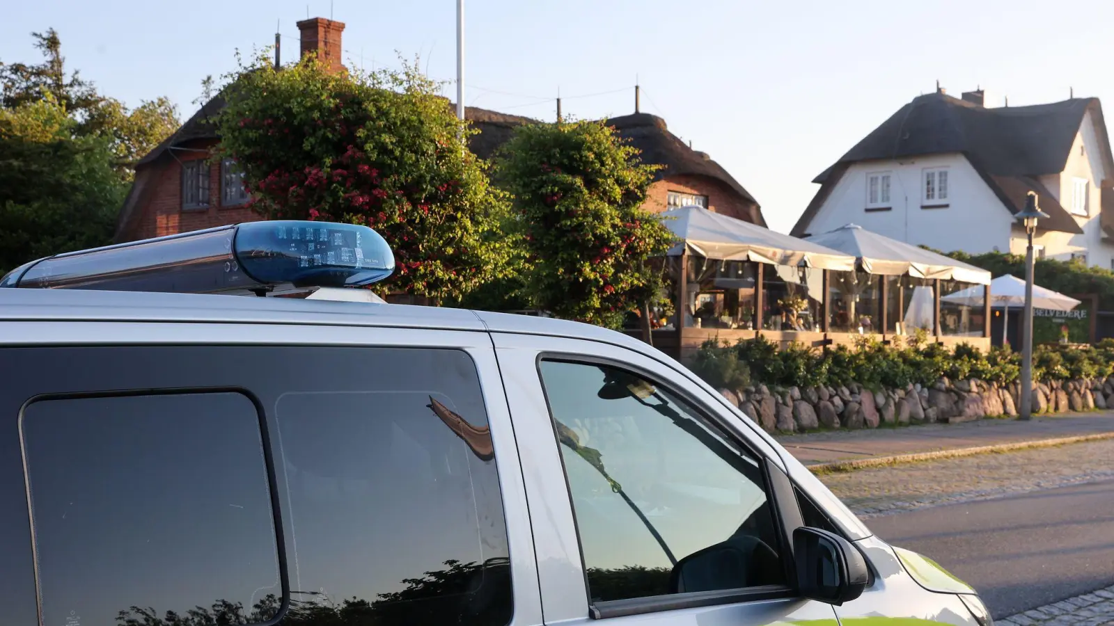 Ein Video von einer Party in einem Lokal auf Sylt hatte im Mai bundesweit Empörung ausgelöst, weil dabei rassistische Parolen gegrölt wurden. (Archivbild) (Bild: Bodo Marks/dpa)