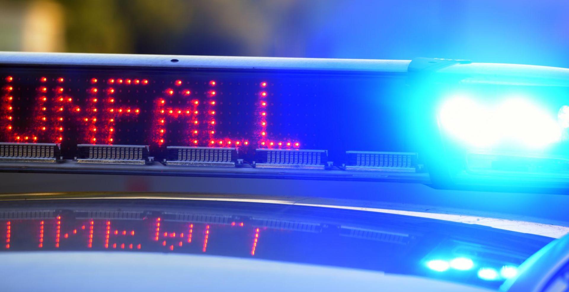Zwei Autos stoßen am Nabburger Torplatz zusammen. Eine 20-Jährige muss bremsen, ein 26-Jähriger fährt auf. (Symbolbild: Stefan Puchner/dpa)