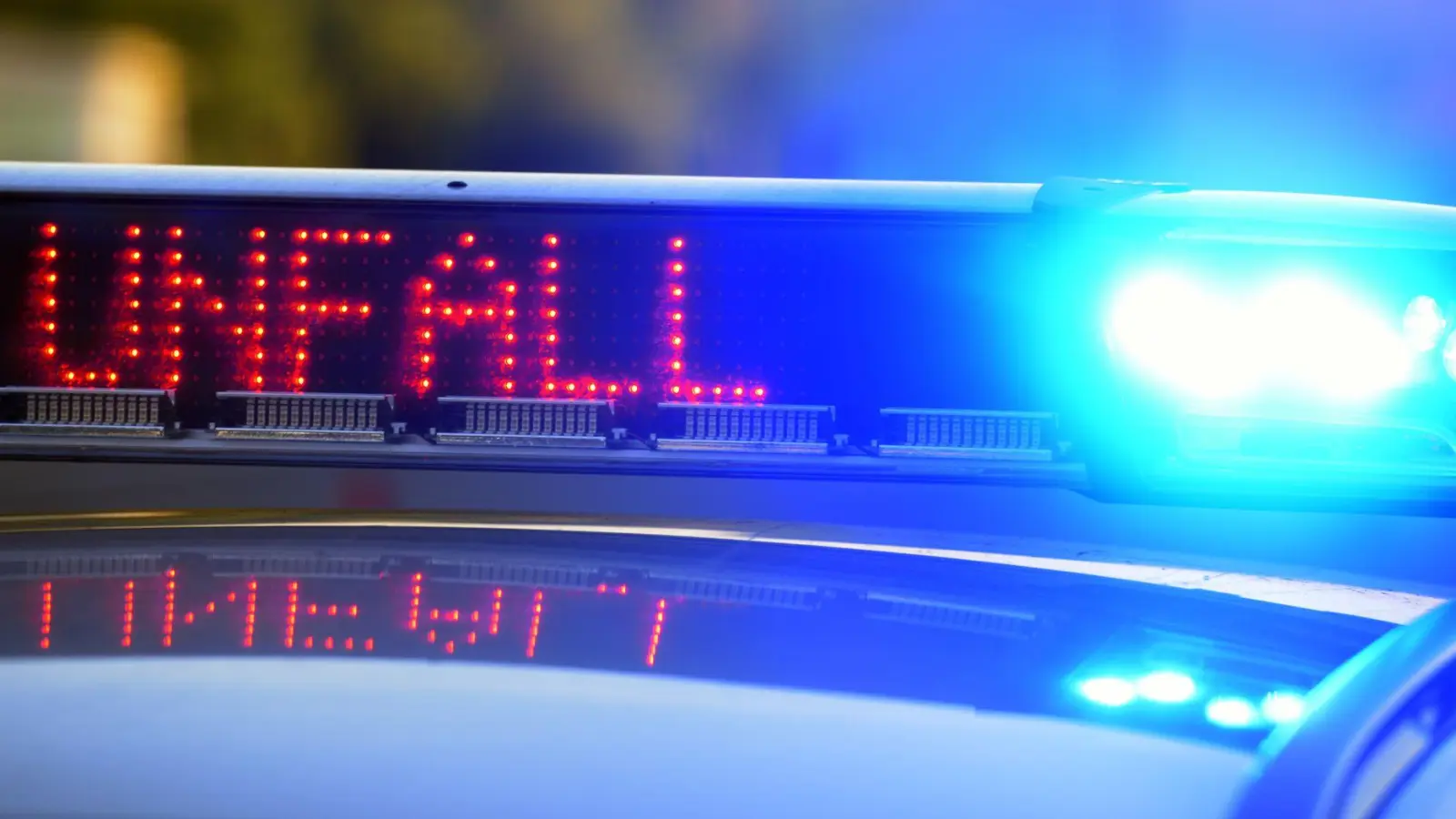 Zwei Autos stoßen am Nabburger Torplatz zusammen. Eine 20-Jährige muss bremsen, ein 26-Jähriger fährt auf. (Symbolbild: Stefan Puchner/dpa)